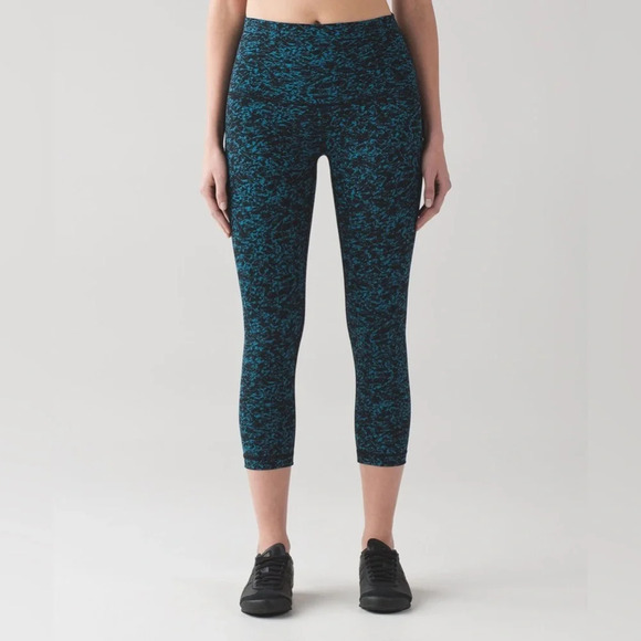 Like New Lululemon Wunder Under Crop (Hi-Rise) (21")
Iced Wave Capri Black W 8 - Picture 8 of 13